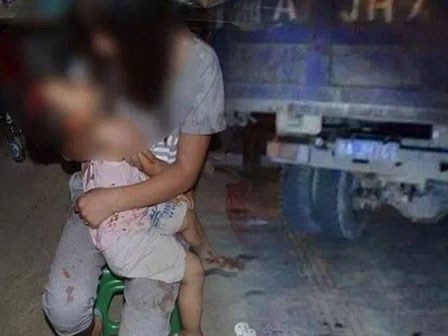 Tai nạn kinh hoàng, bé 2 tuổi bị xe của bố chèn lên người tử vong