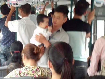 Hành động bất ngờ của chàng phụ xe buýt ghi điểm cư dân mạng