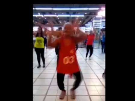 Cụ bà nhảy zumba sành điệu