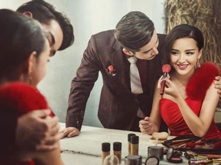 Khổ sở vì màn đua nhan sắc của vợ và bồ