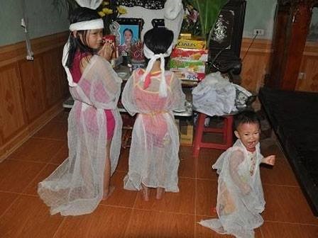 Bố mẹ chết thảm vì ngã xe máy, 3 con thơ ngơ ngác khóc đến quặn lòng