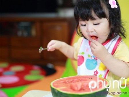 Những lỗi sai “kinh điển” của cha mẹ khi cho con ăn hoa quả