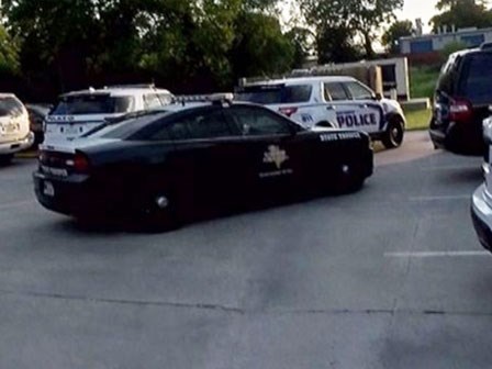 Bé gái 12 tuổi lái xe hơi chở em 7 tuổi