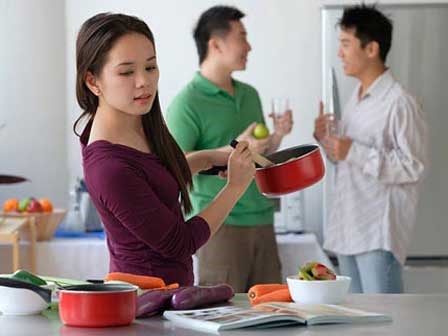 Đàn bà đừng nghe chồng nịnh mà ở nhà chăm con, xin tiền chồng