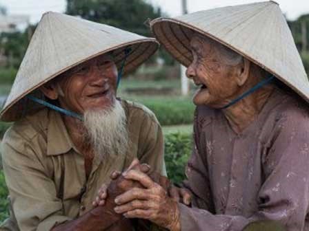 Giá của một cái nắm tay tuổi già là biết bao giông bão thời son trẻ…
