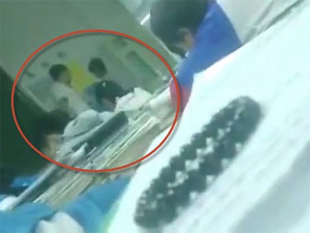 Giáo viên say rượu đánh 8 học sinh trong lớp gây tranh cãi