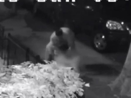 Video: Cô gái tung cước chống lại kẻ kéo váy sàm sỡ trên phố