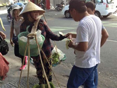 Du khách Trung Quốc giật nón, đùa cợt chị bán chuối