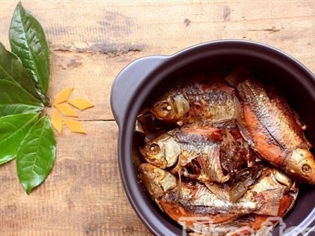 Trời mưa làm cá diếc kho trà xanh ngon miệng, cực kì