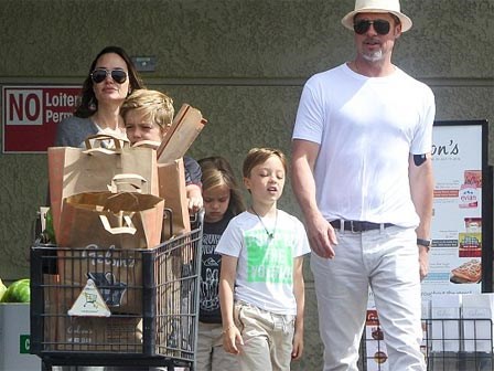 Angelina Jolie và Brad Pitt xuất hiện hiếm hoi bên các con giữa tin đồn ly dị
