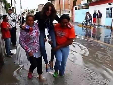 Phóng viên sợ ướt giày đắt tiền, bắt người dân địa phương bế qua vũng nước