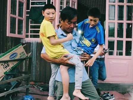 Mẹ bỏ rơi 2 con bại não, cha lầm lũi bán kẹo nuôi con suốt mười mấy năm trời