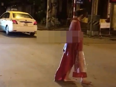 Người đàn bà đi SH múa bên gốc cây giờ lại mặc áo mưa đi giữa phố Hà Nội