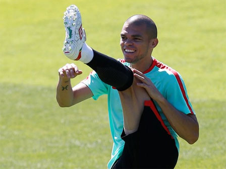 Đen đủi như Pepe: Bị loại tại EURO, bị chủ tịch CLB đẩy ra đường-3