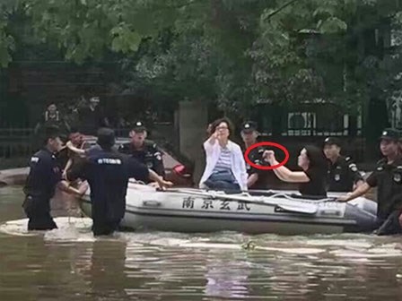 Quan bà quắc mắt, chỉ tay năm ngón, bị ‘ném đá’ tơi bời