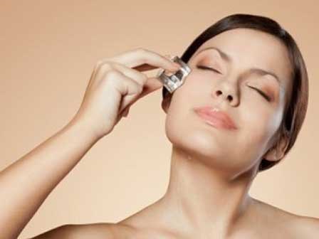 Cách làm trắng da bằng nước đá đơn giản và tiết kiệm