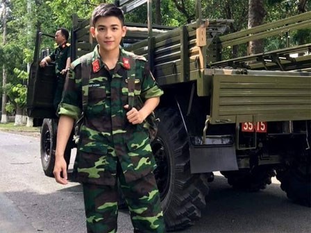 Chàng trai mặc quân phục điển trai như sao Hàn
