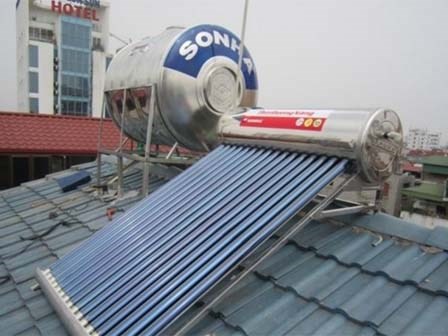 Hai cha con chết thảm khi sửa bình nóng lạnh trên mái tôn