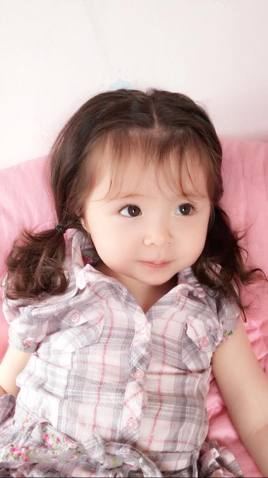 Mặc dù mới hơn 2 tuổi nhưng con gái Elly Trần đã biết đọc, biết nói cả tiếng Việt lẫn tiếng Anh.