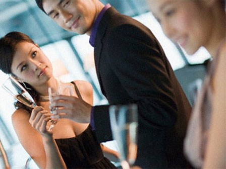 Nghe lỏm được chuyện ngoại tình, đăng lên mạng xã hội để truy lùng, hút 25 nghìn 'like'