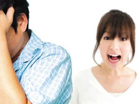 Cánh cửa nhà nghỉ mở ra, vợ trẻ chết lặng