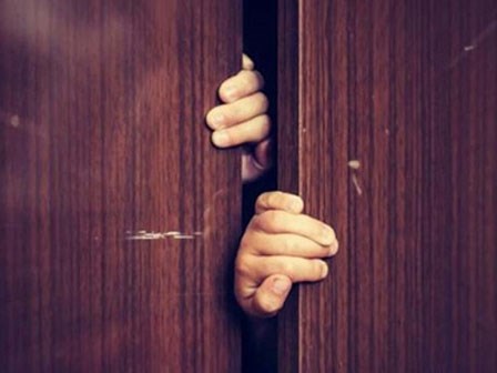 Ngoại tình, bị phát hiện, giấu tình nhân trong rương đến chết ngạt