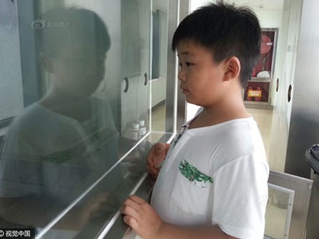 Lý do bé 8 tuổi ăn liên tục để tăng 15 kg khiến triệu người bật khóc