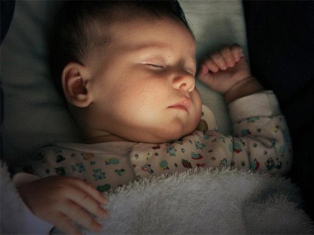 Tác hại giật mình của đèn ngủ với trẻ sơ sinh