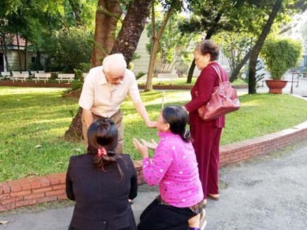Mẹ Vũ Văn Tiến quỳ xin lỗi cha nạn nhân trước sân tòa