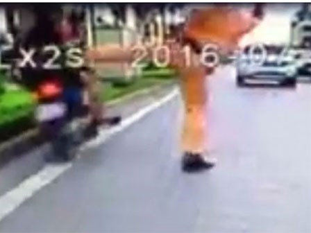 Video: CSGT chặn bắt, người đi xe máy lao vào dải phân cách