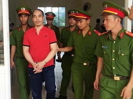 Đầu độc giết vợ để không phải chia tài sản