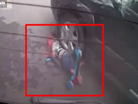 Bé trai chơi xe trượt, tai nạn bất ngờ và bài học đau lòng cho những ông bố bà mẹ vô tâm