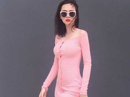 Lâu lắm rồi Angela Phương Trinh mới phô diễn vóc dáng trong thiết kế váy ôm sát