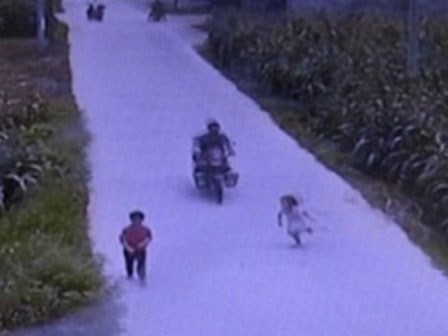 Chỉ một phút lơ là, chủ quan con trẻ có thể gặp tình huống choáng váng như thế này!