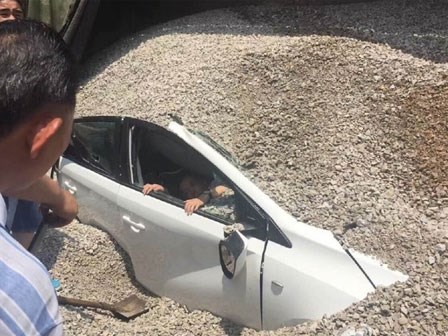 Tài xế thoát chết thần kỳ sau khi bị container chở sỏi đi bên cạnh đè bẹp dúm