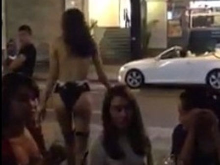 Bức xúc clip nhóm thanh niên đi xe máy phát tờ rơi như xả rác, lạng lách, vượt đèn đỏ giữa trung tâm Hà Nội-3