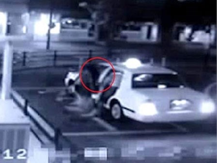 Rợn người 'ma nữ' theo hành khách lên taxi