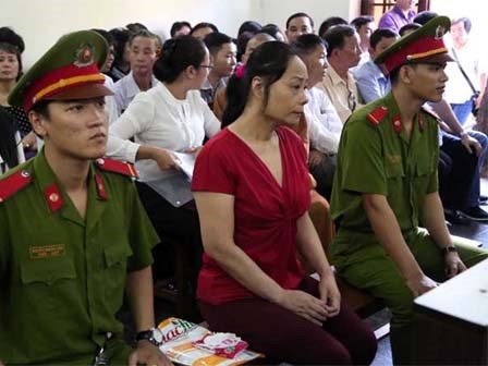 Hoa hậu quý bà Tuyết Nga run rẩy nhận 15 năm tù