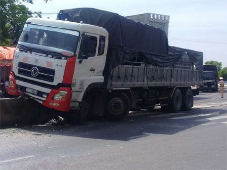 Bị cuốn vào gầm ôtô tải, người đi xe đạp vẫn thoát chết một cách hi hữu