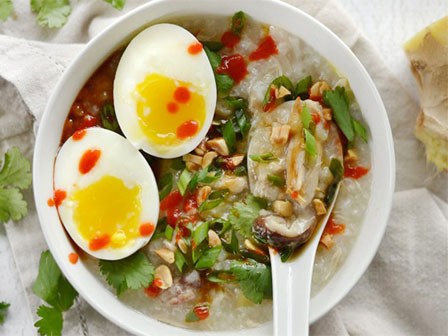 Dùng nồi cơm điện nấu cháo gà nấm ngọt thơm
