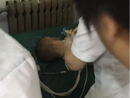 Chiều con chơi trò tung hứng, bà mẹ bất ngờ tuột tay khiến con trai tử vong tại chỗ