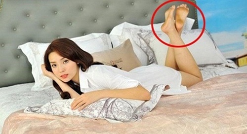 Bức hình cô mặc váy ngủ mỏng tang nằm trên giường bị nhiều người chê bai khi để chân bẩn mà leo lên giường.