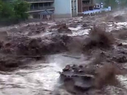 Kinh hoàng cảnh tượng lũ lớn cuốn trôi đường cao tốc