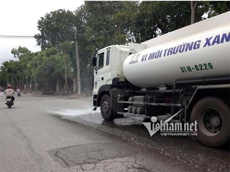 Sao Hà Nội phun nước rửa đường ngay sau mưa lớn?