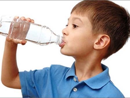 Bé gần 2 tuổi nguy kịch do uống nhầm dầu hỏa