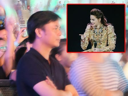 Clip: Đại gia Chu Đăng Khoa lặng lẽ đứng một góc sân khấu xem Hà Hồ biểu diễn