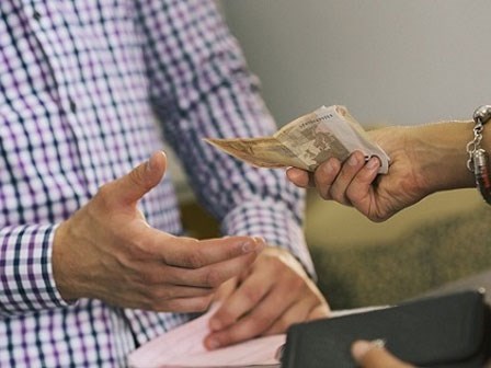 Chồng tôi đã làm gì với món tiền mừng cưới thế này?