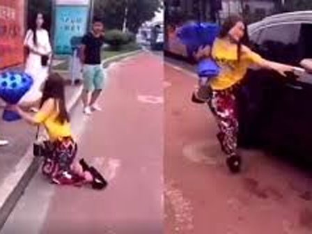 Cô gái cầm hoa hồng xanh quỳ gối tha thiết cầu hôn bị ngưởi yêu bỏ rơi