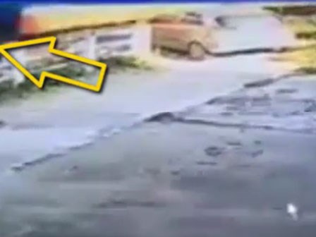 Hà Nội: Suýt chết vì cố băng qua đường ray khi tàu đang lao tới