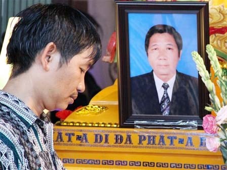 Bà ôm chặt cháu trên gác của ngôi nhà cháy